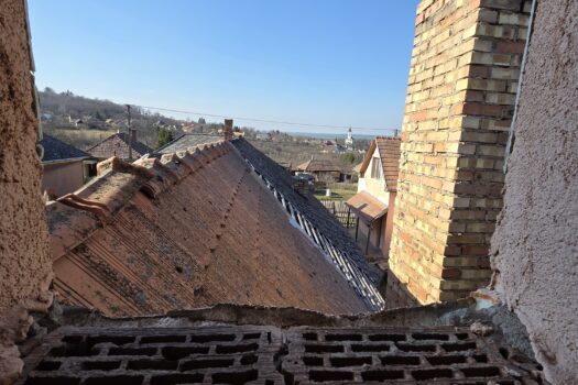 Eladó két különálló ingatlan egy telken, Monok fő utcáján – üzlet + családi ház, hatalmas telekkel és panorámával