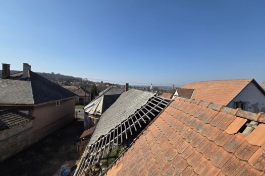 Eladó két különálló ingatlan egy telken, Monok fő utcáján – üzlet + családi ház, hatalmas telekkel és panorámával