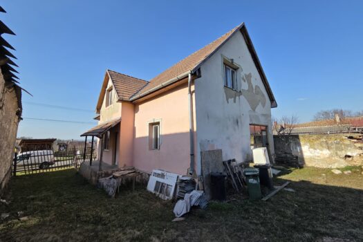 🏡 Borsod-Abaúj-Zemplén vármegyében, Monok főutcáján eladó egy 3 szobás, tégla építésű családi ház!