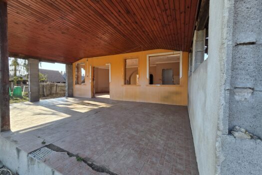 Eladó két különálló ingatlan egy telken, Monok fő utcáján – üzlet + családi ház, hatalmas telekkel és panorámával