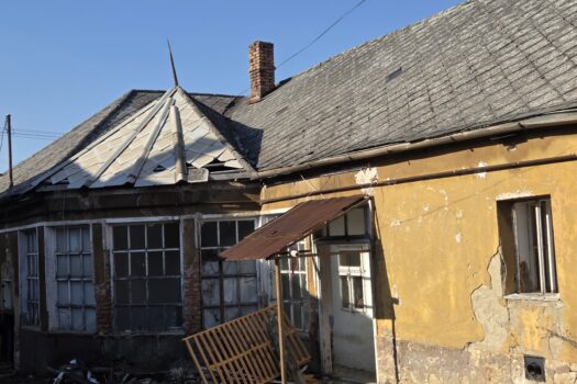 Eladó két különálló ingatlan egy telken, Monok fő utcáján – üzlet + családi ház, hatalmas telekkel és panorámával