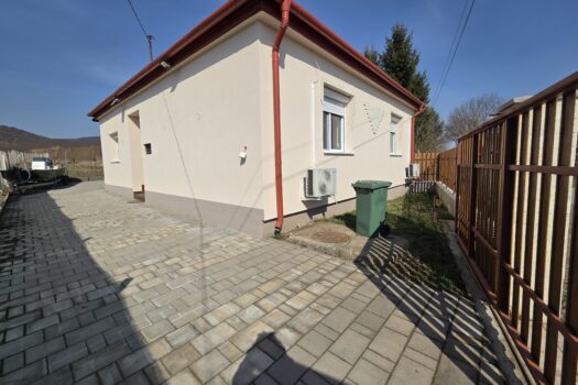 Teljeskörűen felújított, azonnal költözhető családi ház eladó Szegiben!