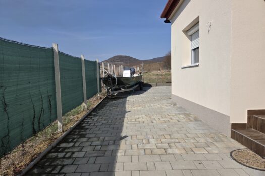 Teljeskörűen felújított, azonnal költözhető családi ház eladó Szegiben!