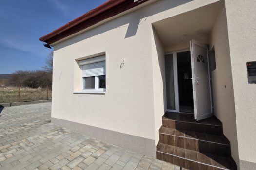 Teljeskörűen felújított, azonnal költözhető családi ház eladó Szegiben!