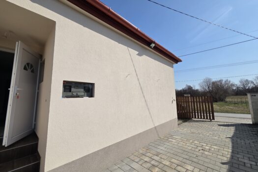 Teljeskörűen felújított, azonnal költözhető családi ház eladó Szegiben!