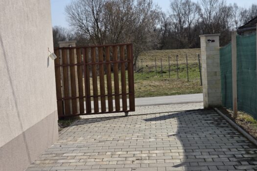 Teljeskörűen felújított, azonnal költözhető családi ház eladó Szegiben!