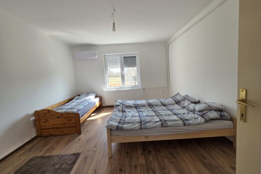 Teljeskörűen felújított, azonnal költözhető családi ház eladó Szegiben!