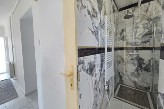 Teljeskörűen felújított, azonnal költözhető családi ház eladó Szegiben!