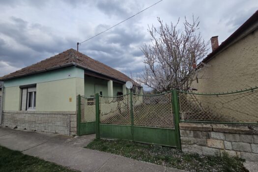 🏡 Tágas telekkel rendelkező családi ház eladó Szerencsen – kivételes lehetőség felújítóknak és otthonteremtőknek!