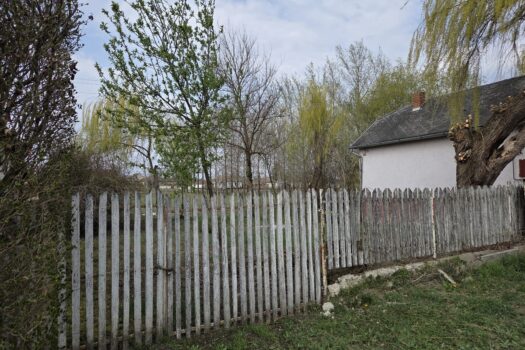 Eladó üzlethelyiség Taktakenézen – nagy telekkel, pincével, teljes közművel