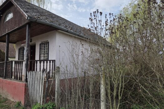 Eladó üzlethelyiség Taktakenézen – nagy telekkel, pincével, teljes közművel