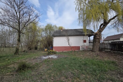 Eladó üzlethelyiség Taktakenézen – nagy telekkel, pincével, teljes közművel