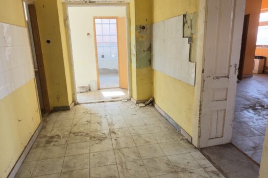 Eladó két különálló ingatlan egy telken, Monok fő utcáján – üzlet + családi ház, hatalmas telekkel és panorámával