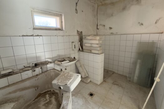 Eladó két különálló ingatlan egy telken, Monok fő utcáján – üzlet + családi ház, hatalmas telekkel és panorámával