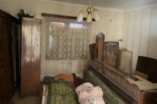 Monok főutcáján eladó felújítandó családi ház nagy telekkel és értékes melléképületekkel