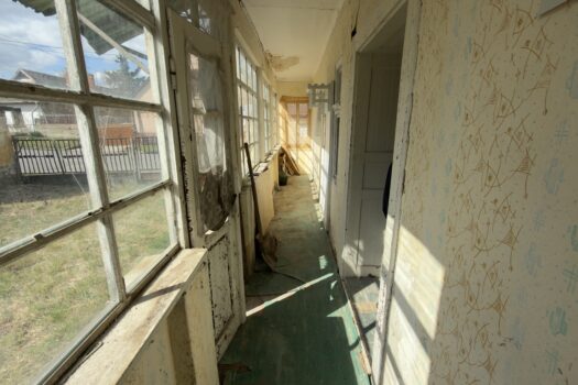 Monok főutcáján eladó felújítandó családi ház nagy telekkel és értékes melléképületekkel