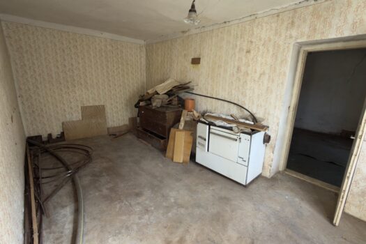 Monok főutcáján eladó felújítandó családi ház nagy telekkel és értékes melléképületekkel