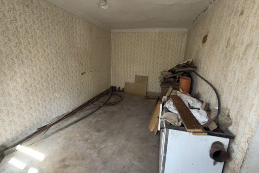 Monok főutcáján eladó felújítandó családi ház nagy telekkel és értékes melléképületekkel