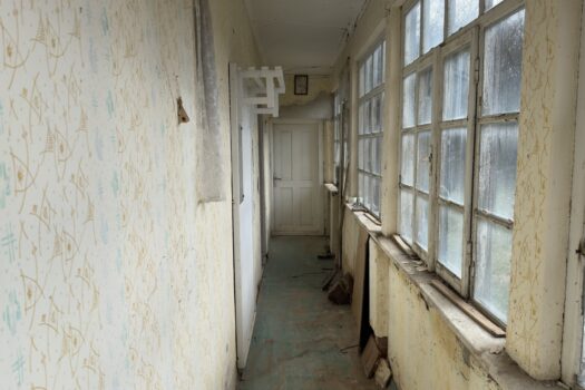 Monok főutcáján eladó felújítandó családi ház nagy telekkel és értékes melléképületekkel