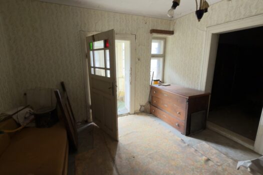 Monok főutcáján eladó felújítandó családi ház nagy telekkel és értékes melléképületekkel