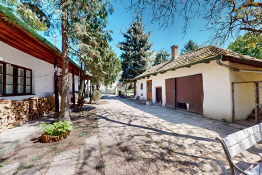 Felsődobsza – Egyedi hangulatú, reneszánsz kertre emlékeztető birtok eladó
